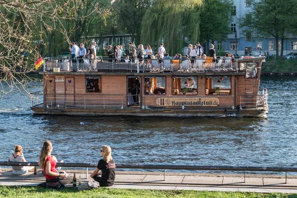 Beim Junggesellenabschied Berlin mit dem Partyfloss (Hauptstadtfloss) über die Spree cruisen