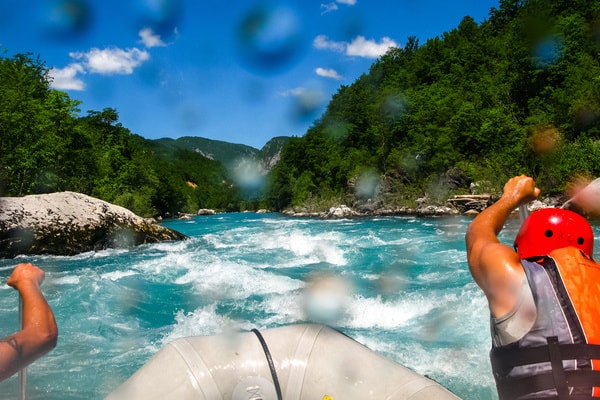 Schlauchboot fahren und Wildwasser Rafting als JGA Idee für Männer